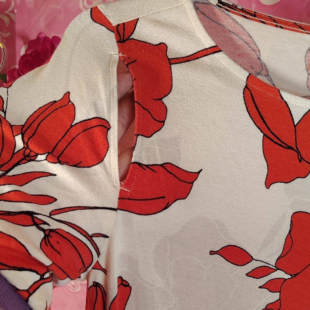 Chico's Red Floral Short Sleeve Tee - Picture 4 of 6